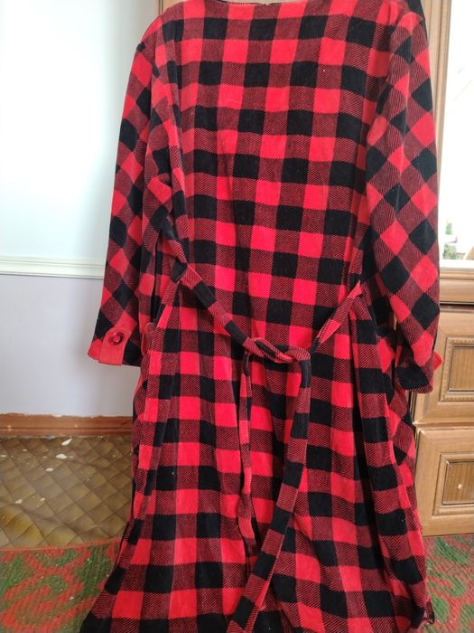 Xalat qizil qora rangli ayollarniki