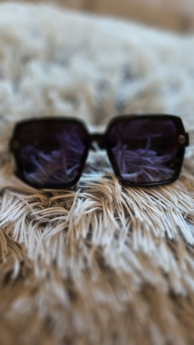 Продавам слънчеви очила