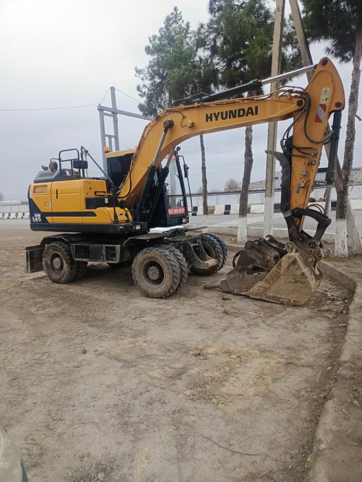 Ekskavator xizmati adboynik transha katlavan eski qurilishlarni buzish