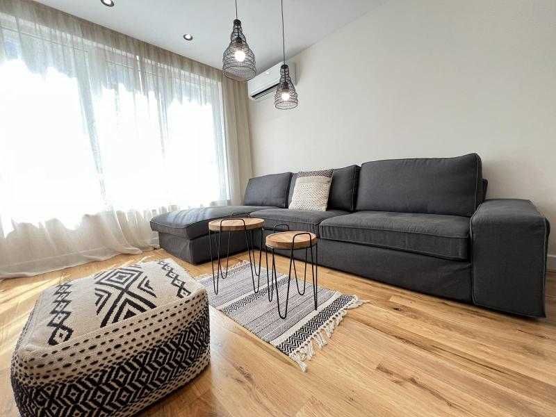 Дава се под наем Тристаен апартамент в Бургас, Център - 100 кв.м за 1275 € - Снимка #1