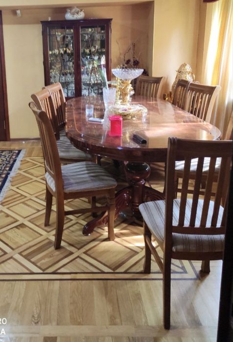 Продается стол большой со стульями