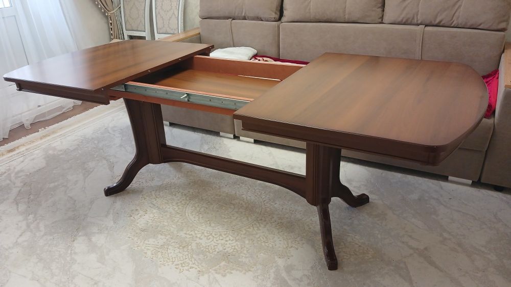 Стол и стулья в хорошем состоянии