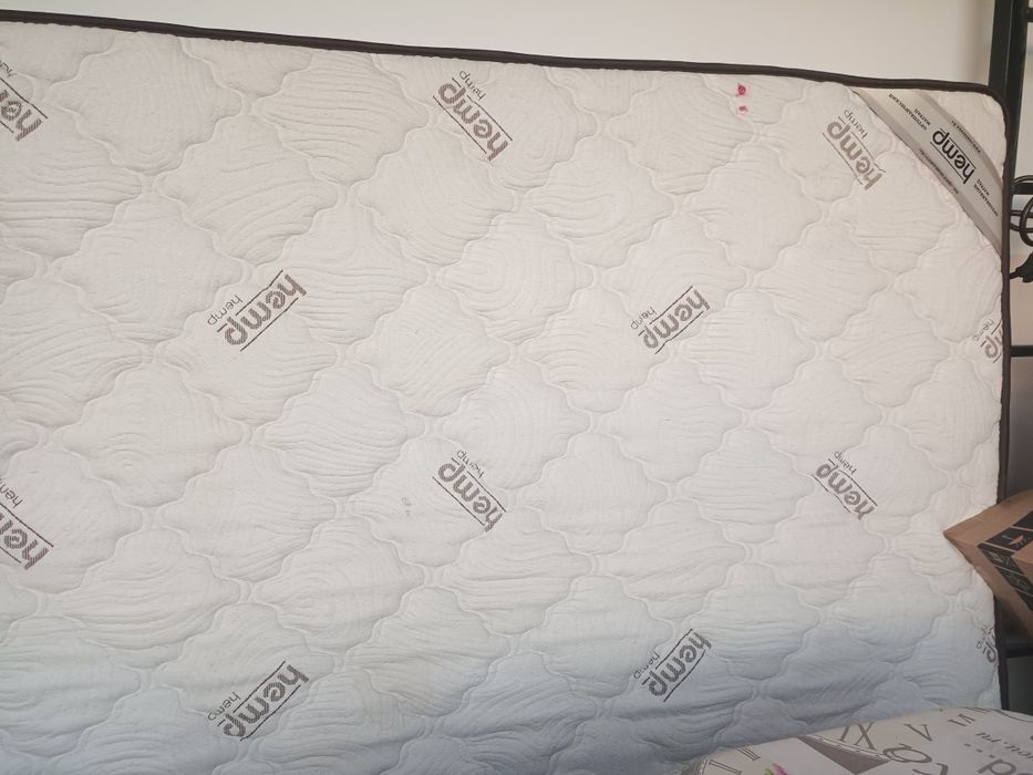 Двухспальная кровать с матрасом