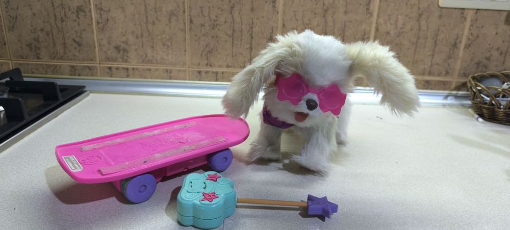 Собачка на скейте с пультом управления.
