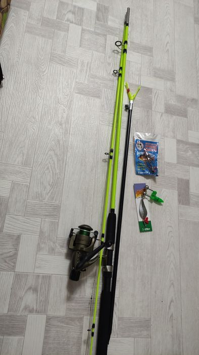 Удочки, спиннинги, сумки, кресло.