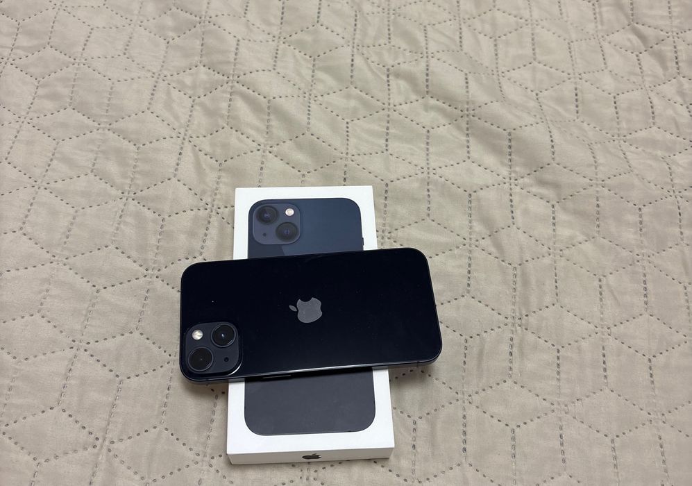 Vând telefon iPhone 13 midnight