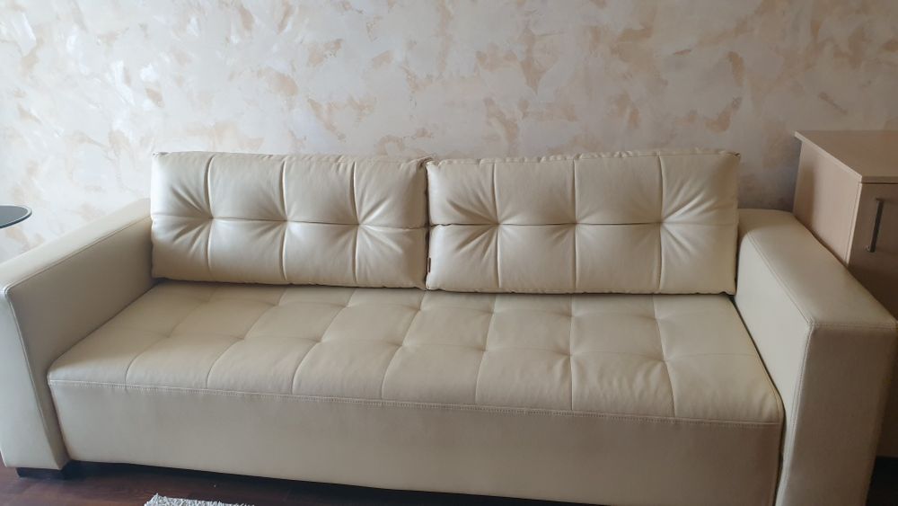 Canapea  piele in stare foarte buna  pret 1500 lei , Comoda  living