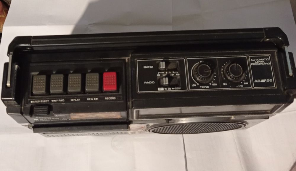Vând/Schimb Radio-Casetofon,SANYO.Merge doar pe radio,pe casetă bâzâie