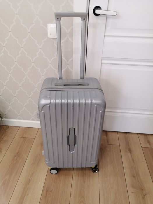 Продам средний чемодан