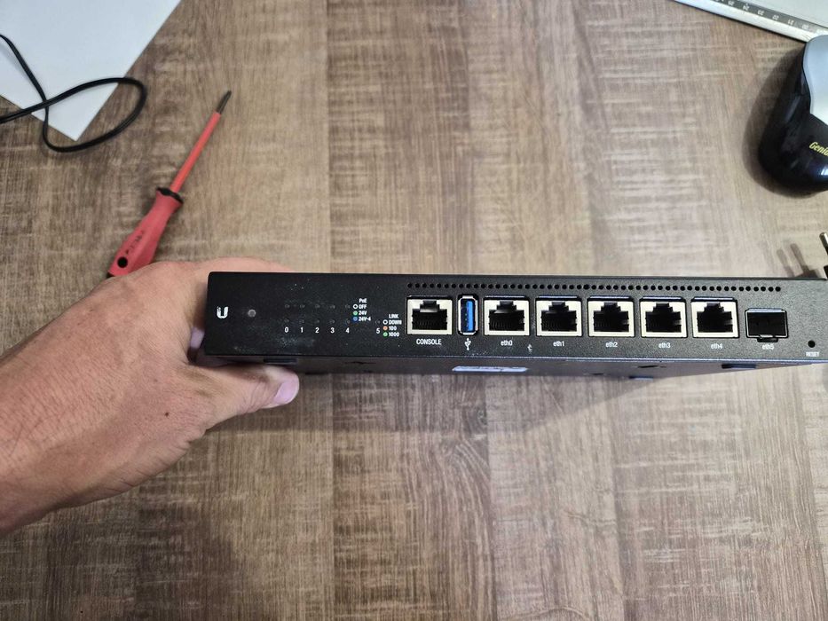 Router profesional Ubiquiti EdgeRouter 6P (ER-6P) - PoE Pasiv, SFP, Gigabit