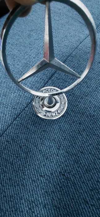 Документа за Mercedes-Benz и емблема