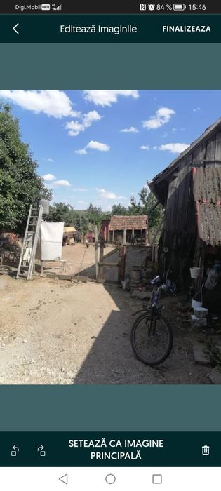 Casa la curte de vanzare