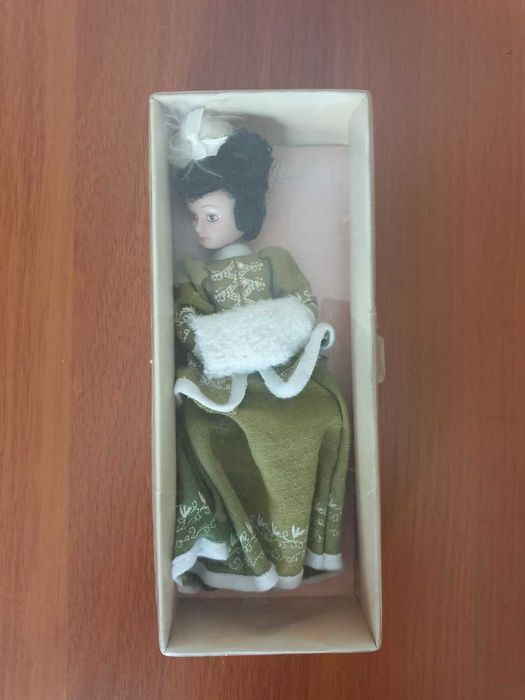 Кукла в коробке.