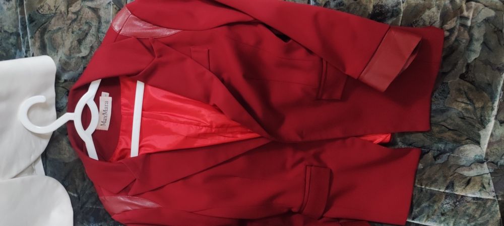 Женские костюмы за 75 000