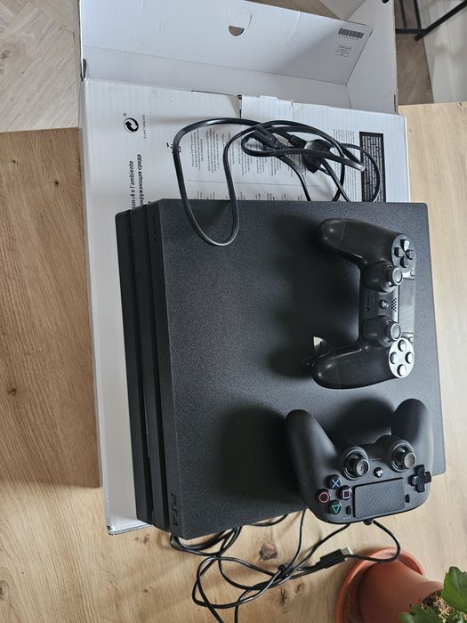 PlayStation 4 Pro 1TB + 2 manete | Stare foarte bună | Folosit puțin