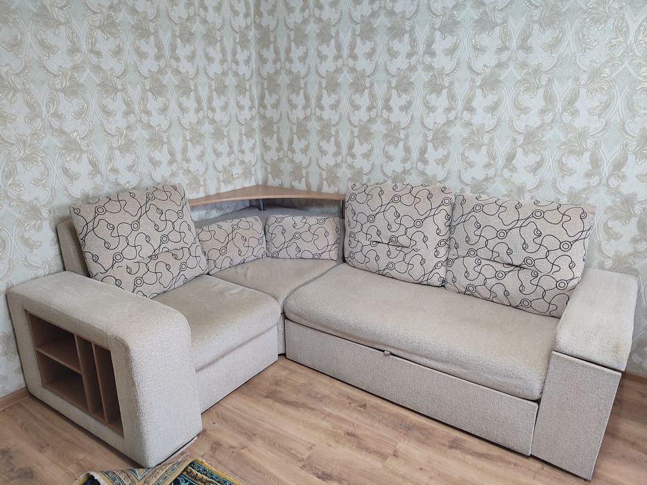 Диван угловой, в бежевом цвете