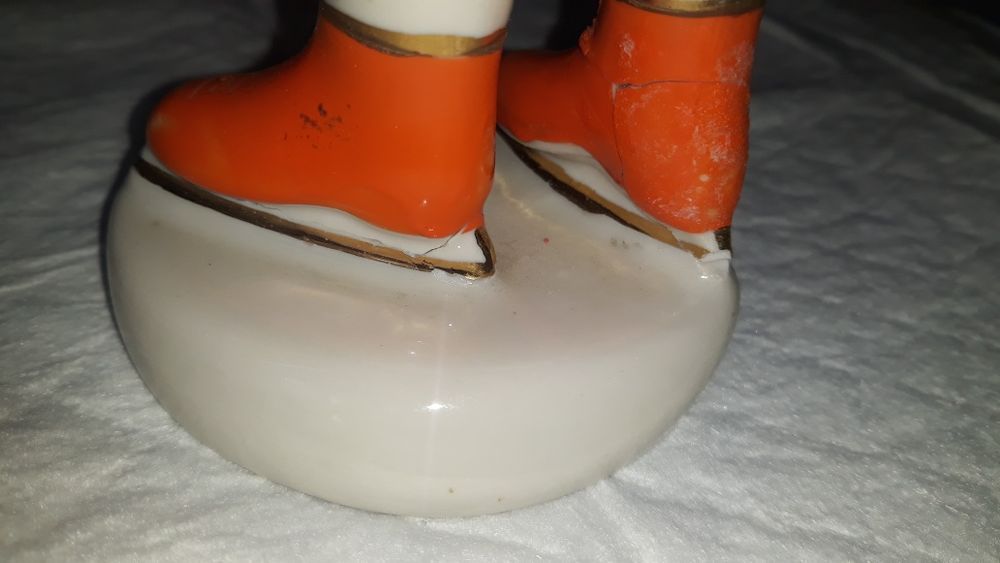 Продам фарфоровую статуэтку