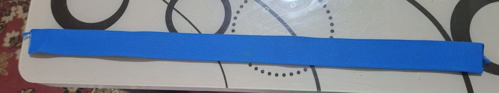 Elastic albastru lat de 4 cm.