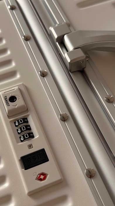 Белый чемодан с алюминиевой рамой