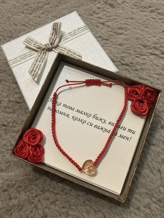 Червена плетена гривна със сърце