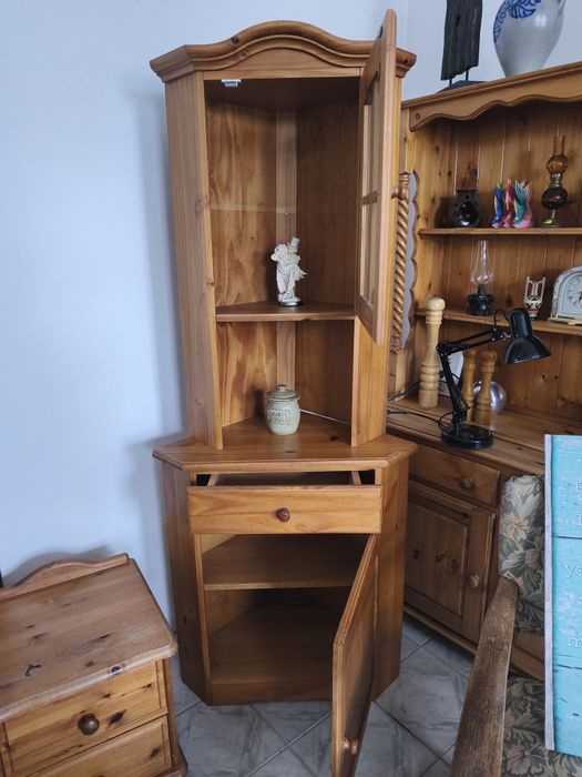 Etajera de colț din lemn de pin