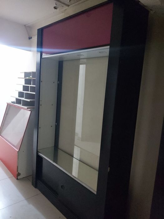 Витрины стеклянные с подсветкой