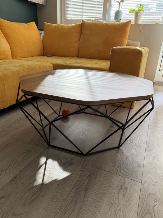 Холна маса от акациево дърво