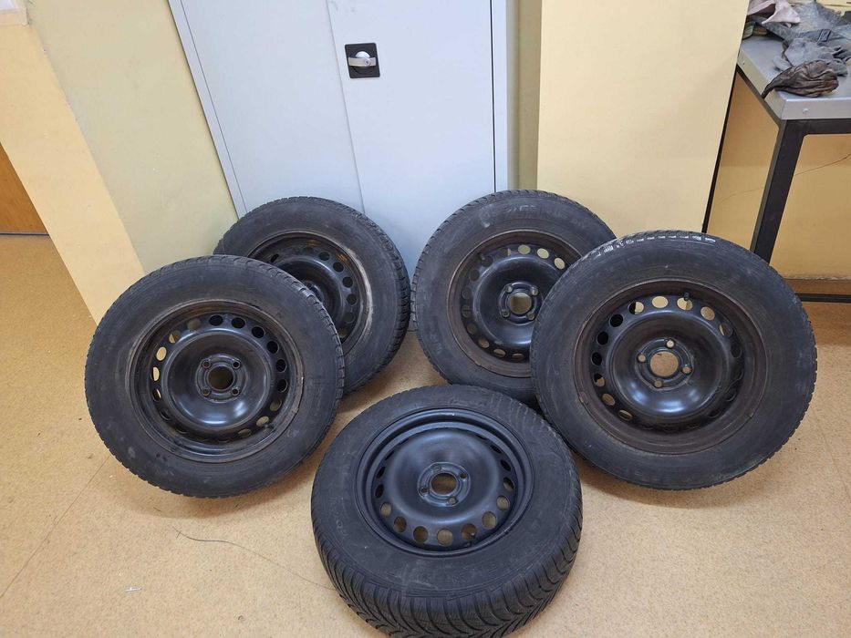 Jante plus cauciucuri iarna 195/65/15 ( Nokian 4 buc si una buc Good)