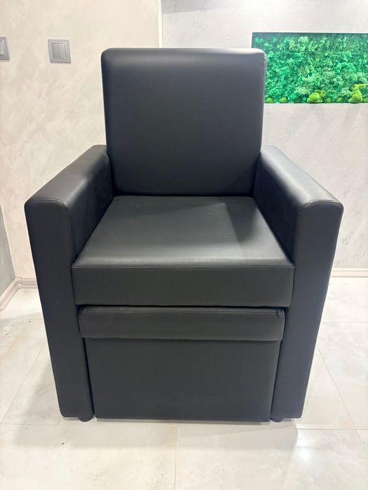 Продавам стол за педикюр