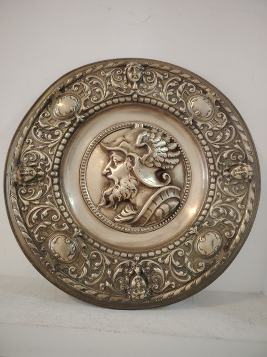 Superb basorelief,tablou din alama masiva  bătut manual ,piesa cu o lucrătură de o foarte mare finețe , dimensiuni 46 cm in diametru