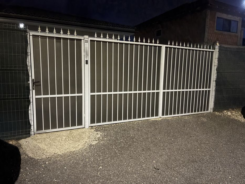 Vand poarta mare 4 metri si poarta mica 1 metru