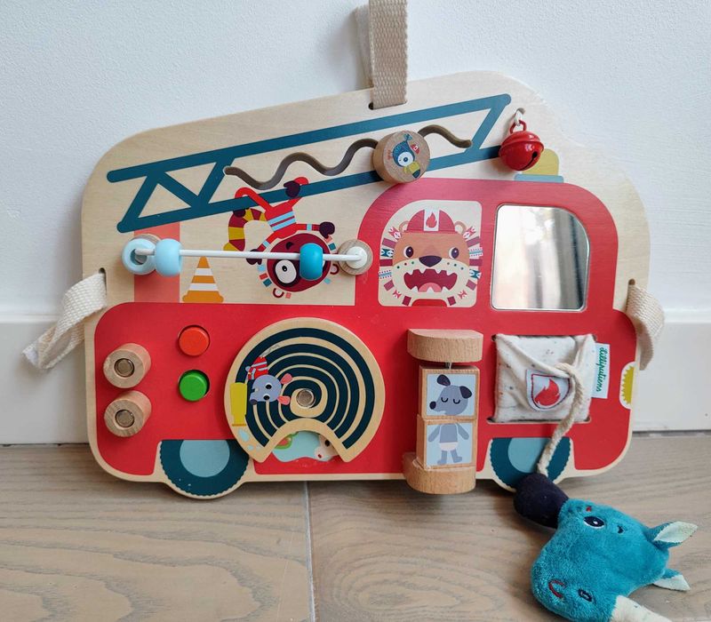 Panou de activitati Lilliputiens, din lemn, masina de pompieri