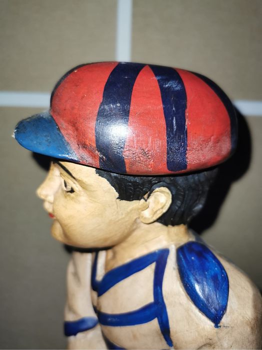 Антикварна дървена фигура на играч с топка от 20 те г. на миналия век