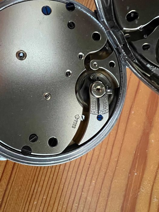 Продавам рядък швейцарски настолен часовник