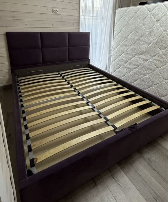 Двуспальная кровать с матрасом