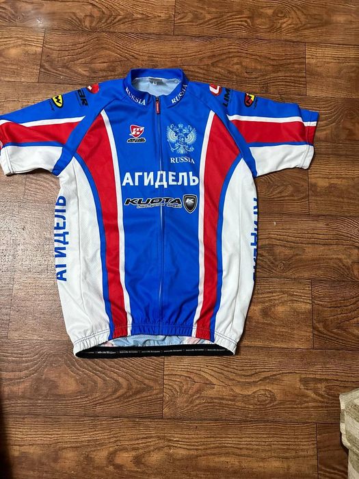 Джерси имеются в двух размерах S и L