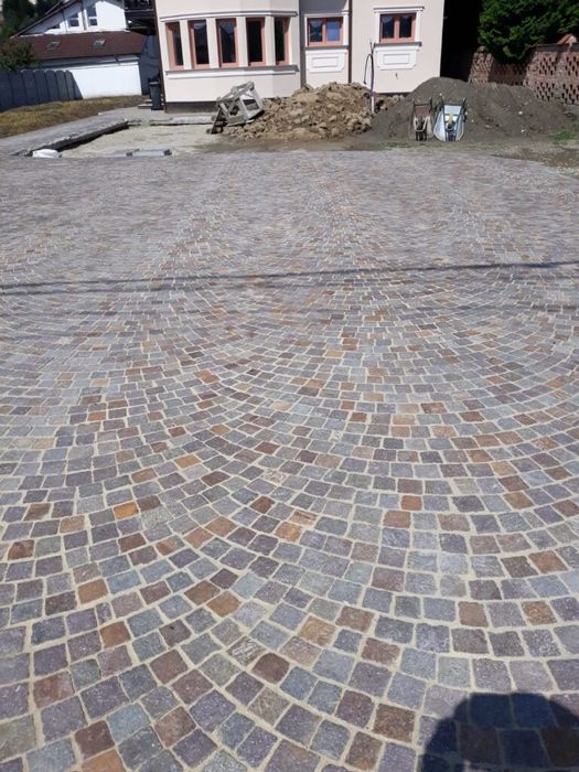 Vând piatra cubica si montez ( granit, andezit, bazalt)  pavaj pavele