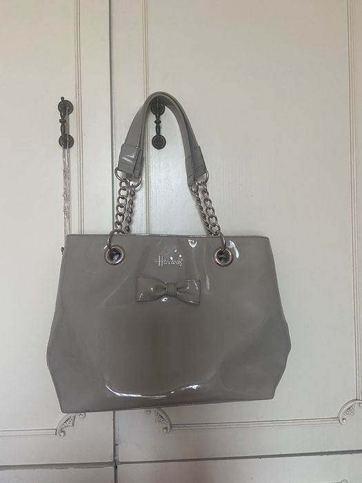 Сива лачена чанта Harrods закупена от Лондон