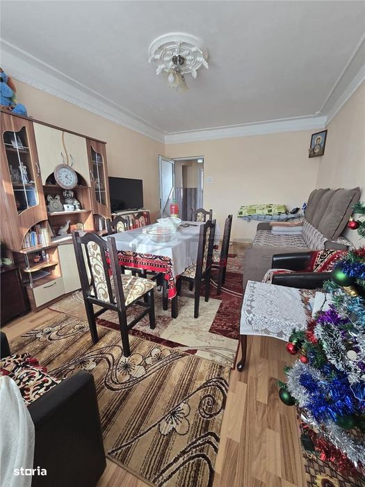 Alexandru cel Bun, 3 camere decomandat, geam la baie, liber