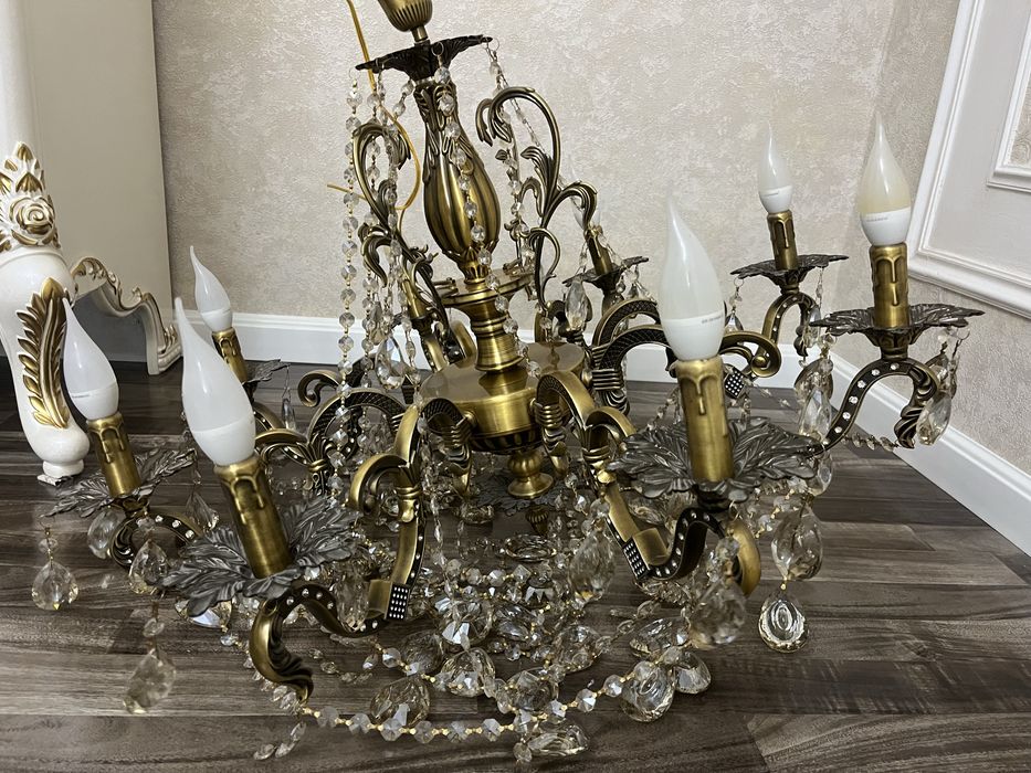 Классическая хрустальная люстра в хорошим  состоянии