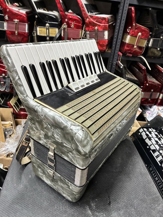 Acordeon nemtesc Weltmesiter cu 48 de basi