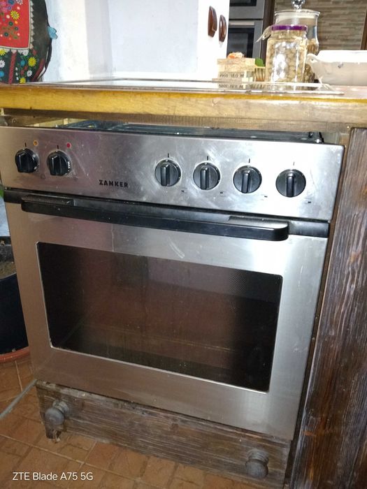 Продавам фурна с котлони за вграждане Zanker