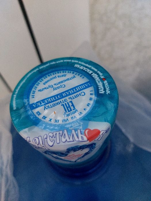 Продаю вода хрустальная с бутылками