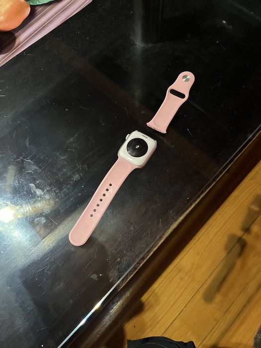 Продавам Apple watch SE