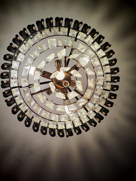 Продается Люстра