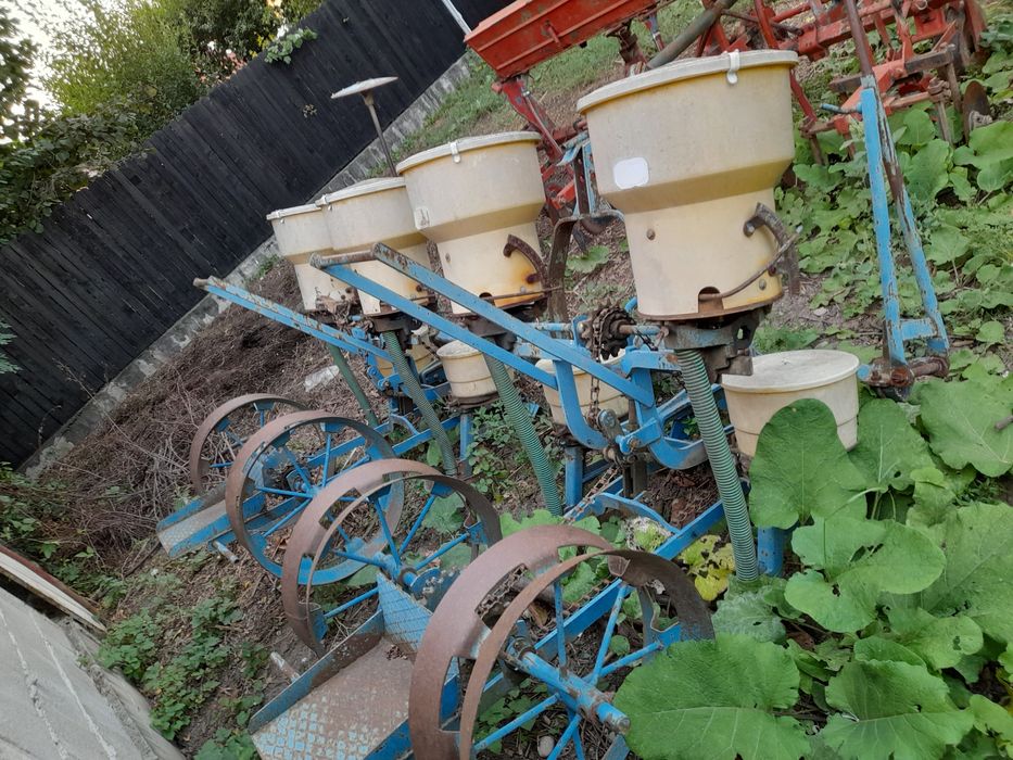 Vând Semănătoare pentru porumb 4 rânduri mecanic