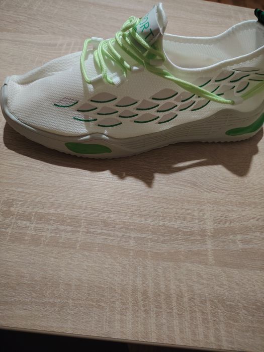 Adidași sport unisex NOI,albi cu verde-ușori,comozi.Marimea 41,42,43