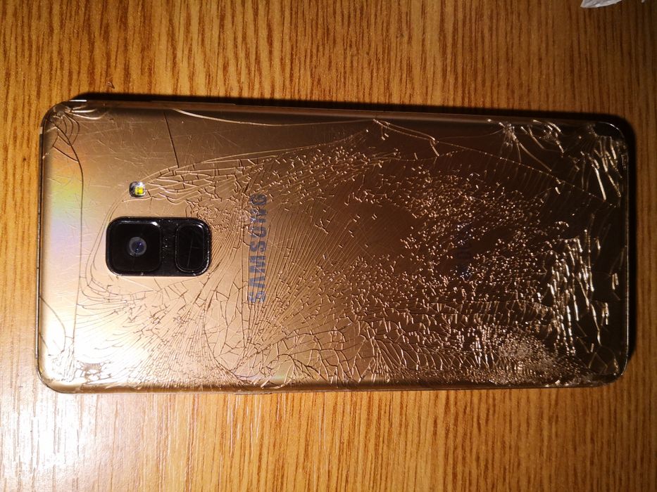 Dezmembrez Samsung A8 (2018) A530