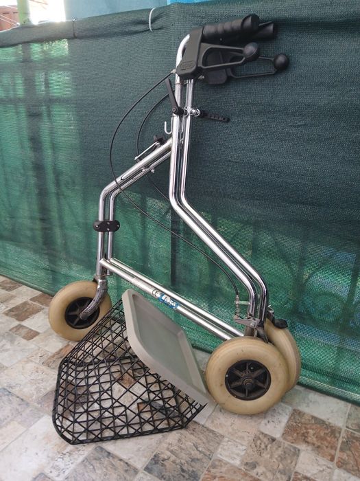 Vând cadru metalic cu roti