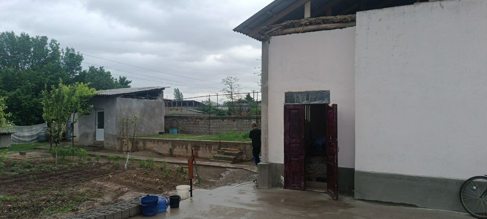 Срочно ер ва уй сотилади. нархи келишилган холда.